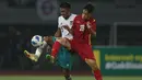 <p>Pemain Timnas Indonesia U-19, Kakang Rudianto (kiri) berebut bola dengan pemain Timnas Vietnam U-19, Nguyen Gian Tan saat laga Grup A Piala AFF U-19 2022 antara Timnas Indonesia U-19 melawan Timnas Vietnam U-19 di Stadion Patriot Candrabhaga, Bekasi, Jawa Barat, Sabtu (02/07/2022). (Bola.com/Ikhwan Yanuar)</p>