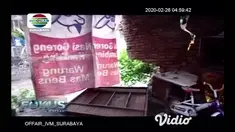 Sebuah plengsengan Sungai Brantas yang berada di Jalan Muharto Gang VB RT 3 RW 9 Kelurahan Kotalama Kecamatan Kedungkandang ambrol, pada hari Senin (24/2). Ambrolnya plengsengan sepanjang 50 meter itu bersamaan dengan hujan cukup deras yang mengguyur...