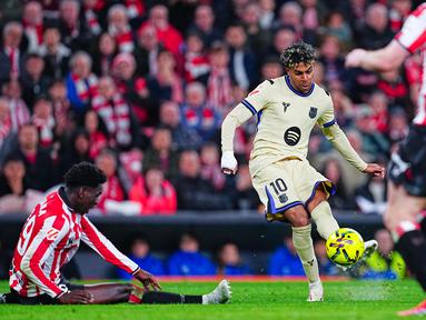 Pemain Barcelona, Lamine Yamal, mencetak gol ke gawang Athletic Bilbao pada pertandingan jornada ke-27 Liga Spanyol di Stadion San Mames, Minggu (8/3/2026). (AP Photo/Miguel Oses)