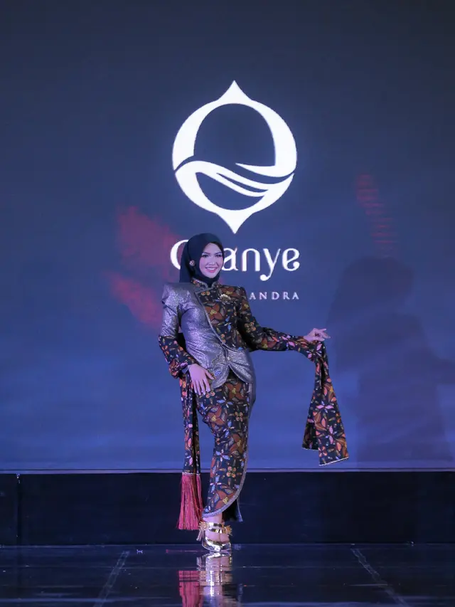 Cerita Keindahan Fashion Batik Taliabu dari Olanye by Eko Tjandra yang Memukau di Parade Wastra Nusantara 2024
