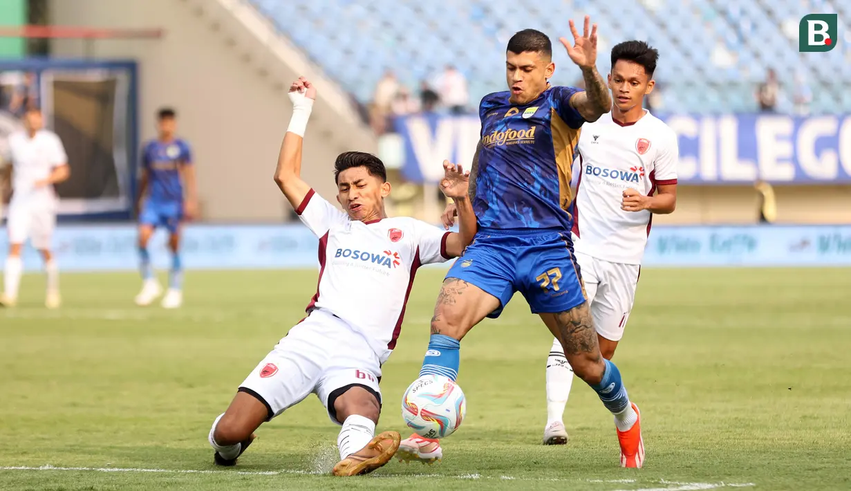 <p>Pemian Persib Bandung, Ciro Alves berebut bola dengan pemain PSM Makassar, Muhammad Daffa Salman pada laga Piala Presiden 2024 di Stadion Si Jalak Harupat, Bandung, Jumat (19/07/2024). (Bola.com/Abdul Aziz)</p>