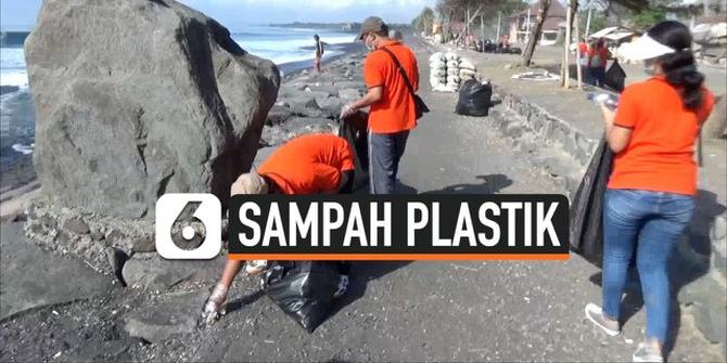 VIDEO: Perangi Sampah Plastik, Relawan Gianyar Turun ke Pantai