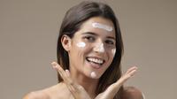Ilustrasi wanita menggunakan sunscreen (copyright Freepik)