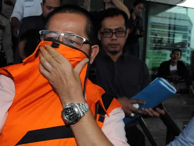 Pimpinan DPRD Muba, Darwin AH usai menjalani pemeriksaan KPK, Jakarta, Selasa (15/12/2015). Darwin diperiksa terkait kasus dugaan suap LKPJ 2014 Bupati Muba, Pahri Azhari dan pengesahan APBD 2015 Kabupaten Muba. (Liputan6.com/Helmi Afandi)