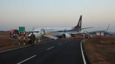 Sebuah pesawat maskapai India, Jet Airways, tergelincir saat akan lepas landas dari Bandara Dabolim di Goa, India, Selasa (27/12). Sedikitnya 15 orang mengalami luka-luka dalam insiden ini. (Indian Navy/Indian Ministry of Defence/Handout via REUTERS)