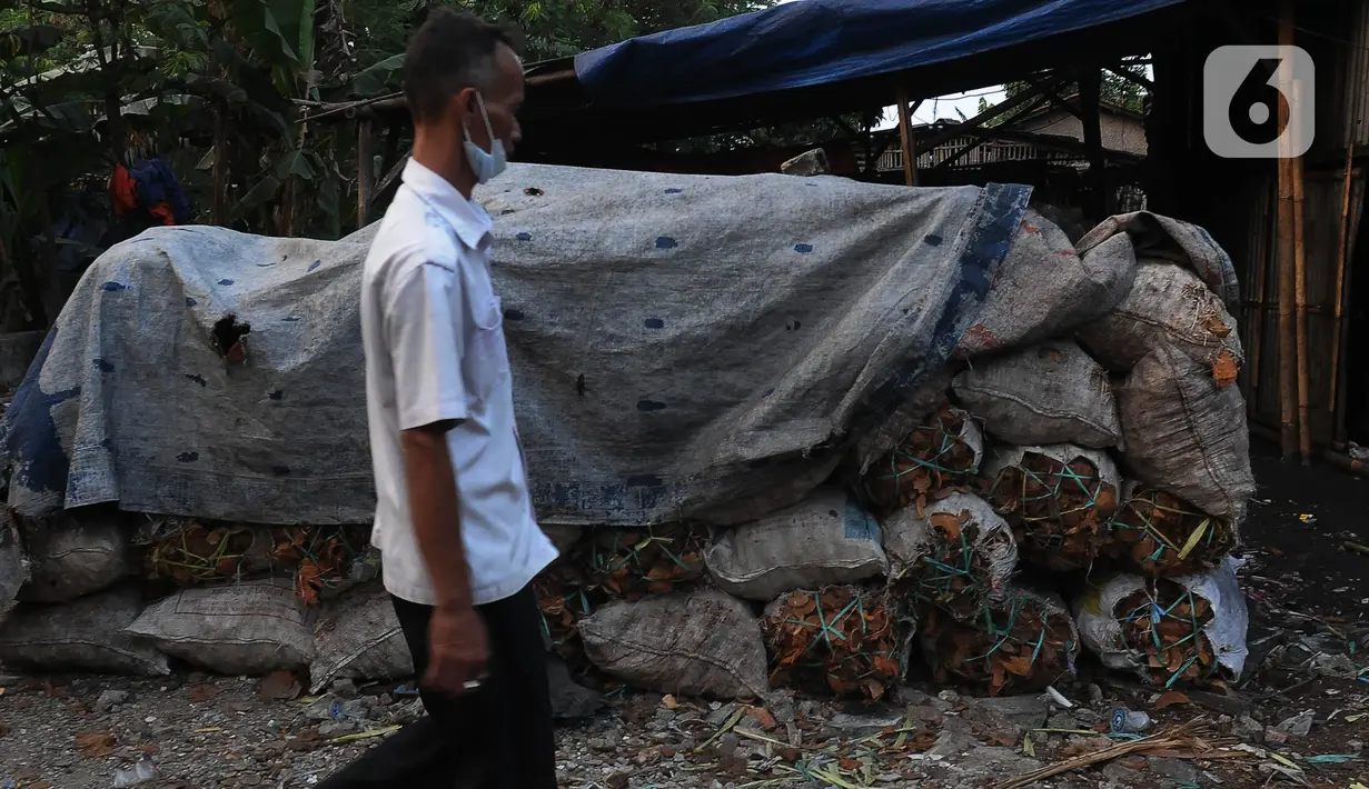Pemilik usaha arang batok kelapa diberikan biaya kompensasi sebesar Rp 4,2 juta selama ditutup oleh Pemkot Jakarta Timur. (merdeka.com/Imam Buhori)