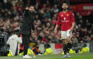 Pelatih Manchester United, Ruben Amorim memberikan instruksi pada Matheus Cunha di laga melawan Bournemouth, 16 Desember 2025. (AP Photo/Jon Super)