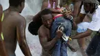 Sejumlah  peziarah mandi di bawah air terjun di Saut d' Eau, Haiti, (16/7). Ini merupakan ritual tahunan untuk menyembuhkan penyakit dan mensucikan diri. (REUTERS/Andres Martinez Casares)