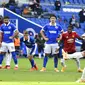 Pemain Manchester United, Bruno Fernandes, melepaskan tendangan penalti ke gawang Brighton Hove Albion pada laga Liga Inggris, Sabtu (26/9/2020). Setan Merah menang dengan skor 3-2. (Glyn Kirk/Pool via AP)