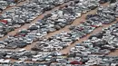Gambar yang diambil pada 15 April 2016, menunjukkan pemandangan puluhan ribu mobil sitaan yang berada di penampungan Wadi Laban, Riyadh. Puluhan kendaraan ini disita kepolisian Arab Saudi atas berbagai kasus pelanggaran lalu lintas. (Fayez NURELDINE/AFP)