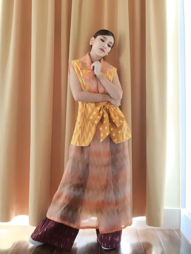 Potret Ayu Ting Ting Pakai Batik