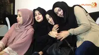 Ingat Almarhum Uje, Pipik Teteskan Air Mata