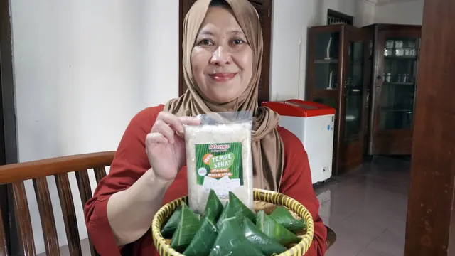 Nurhayati Nirmalasari (52) dengan produk Attempe buatannya.