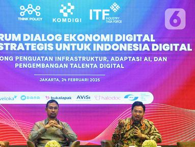 Syarif Hidayatullah dari ITF, Digital Government Principal Think Policy, Prasetya Dwicahya dan Ketua Bidang Hubungan Pemerintah Asosiasi Video Streaming Indonesia (AVISI), Hafil Naufal Rahman (dari ke kanan) saat Forum Dialog Ekonomi Digital Lanskap Strategis untuk Indonesia Digital di Jakarta, Senin (24/2/2025). (Liputan6.com/Angga Yuniar)