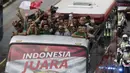 Pemain dan ofisial Timnas Indonesia U-22 menaiki bus tingkat saat konvoi menuju Istana Negara Jakarta, Kamis (28/2). Pawai tersebut untuk merayakan keberhasilan skuat Garuda Muda menjuarai Piala AFF U-22 di Kamboja. (Bola.com/M Iqbal Ichsan)