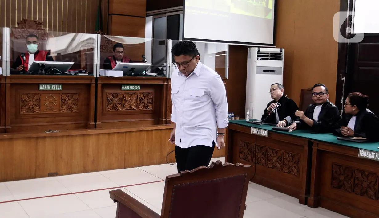 Terdakwa Ferdy Sambo tertunduk usai menjalani sidang lanjutan pembacaan tuntutan oleh Jaksa Penuntut Umum kasus pembunuhan berencana terhadap Brigadir Nopriansyah Yosua Hutabarat di Pengadilan Negeri Jakarta Selatan, Jakarta, Selasa (17/1/2023). Fredy Sambo dituntut Seumur Hidup. (Liputan6.com/JohanTallo)