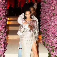 Kanye West memeluk Kim Kardashian pada Met Gala 2016. (REX/Shutterstock/HollywoodLife)