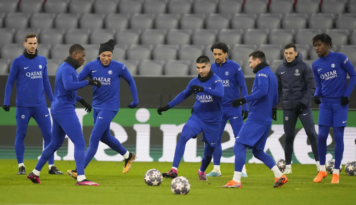 Para pemain PSG mengikuti sesi latihan di Munich, Jerman, Selasa (7/3/2023). Di Allianz Arena, PSG wajib menang setidaknya dua gol jika ingin lolos ke perempat final Liga Champions.(AP Photo/Matthias Schrader)