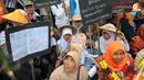 Para petani bergabung dengan Koalisi Antikorupsi Pertanahan (KAKP) yang terdiri dari KPA, WALHI, KPRI, IHCS, P3I, API, ICW, YLBHI, Kontras, Elsam, dan beberapa organisasi lainnya (Liputan6.com/Herman Zakharia)