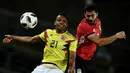 Duel pemain Kolombia, Jose Heriberto Izquierdo (kiri) dan pemain Mesir, Sam Morsy pada laga uji coba di "Atleti Azzurri d'Italia Stadium”, Bergamo, (1/6/2018). Mesir dan Kolombia bermain imbang 0-0. (AFP/Marco Bertorello)