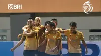 Para pemain Bhayangkara FC merayakan gol&nbsp;Wahyu Subo Seto ke gawang Persebaya Surabaya pada pekan ketiga BRI Liga 1 2022/2023 di Stadion Wibawa Mukti, Bekasi, Minggu, 7 Agustus. Bhayangara FC menang 1-0. (foto: Twitter&nbsp;Liga1Match)