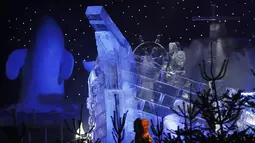 Kapal yang terbuat dari es di kerajaan es Hyde Park Winter Wonderlands Magical Ice, London, Kamis (17/11). Hyde Park Winter Wonderlands Magical Ice dibuka untuk memeriahkan musim dingin di Inggris. (Reuters/stefan wermuth)