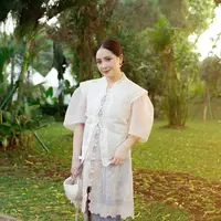 Nagita Slavina terlihat sangat cantik di acara Istana Berkebaya beberapa waktu lalu. Ia mengenakan kebaya putih bersiluet modern dengan detail tumpuk, dipadu mengenakan kain batik bernuansa kebiruan yang serasi sebagai rok. [Foto: Instagram/pecintaladygigi]