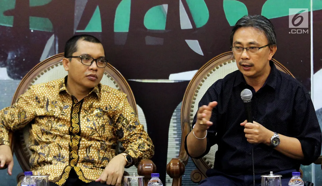 Mantan Kepala Humas PGI Jeirry Sumampow (kanan) bersama Anggota Baleg DPR F-PPP Achmad Baidowi saat diskusi di Jakarta, Selasa (30/10). PGI mengkritik pasal 69 dan 70 dalam RUU Pesantren dan Pendidikan Keagamaan. (Liputan6.com/JohanTallo)