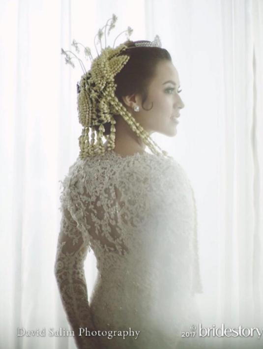 Penyanyi Raisa berpose sebelum melangsungkan akad nikah dengan Hamish Daud. Usai melangsungkan akad dan resepsi di Jakarta, sejoli ini rencananya akan menggelar private party di Bali. (Instagram/thebridestory)