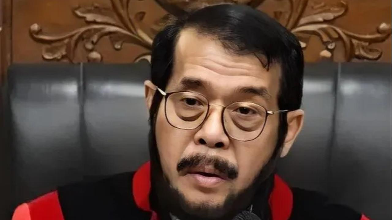 Dia menegaskan, tidak akan mengorbankan kehormatan dan martabatnya sebagai hakim konstitusi untuk meloloskan pasangan Capres-Cawapres tertentu.&nbsp;