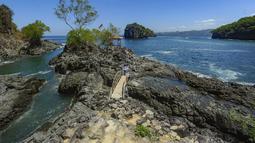 Sesuai namanya, Watu Pawon memiliki karakter bebatuan sebagai daya tarik utama. Garis pantainya sempit tetapi sangat eksotis, dipenuhi batu-batu berukuran beragam berbentuk oval yang menghiasi tepian laut. Di sekitarnya, gugusan karang yang menghadap Samudra Hindia menjadi panorama dramatis yang memanjakan mata. (merdeka.com/Arie Basuki)