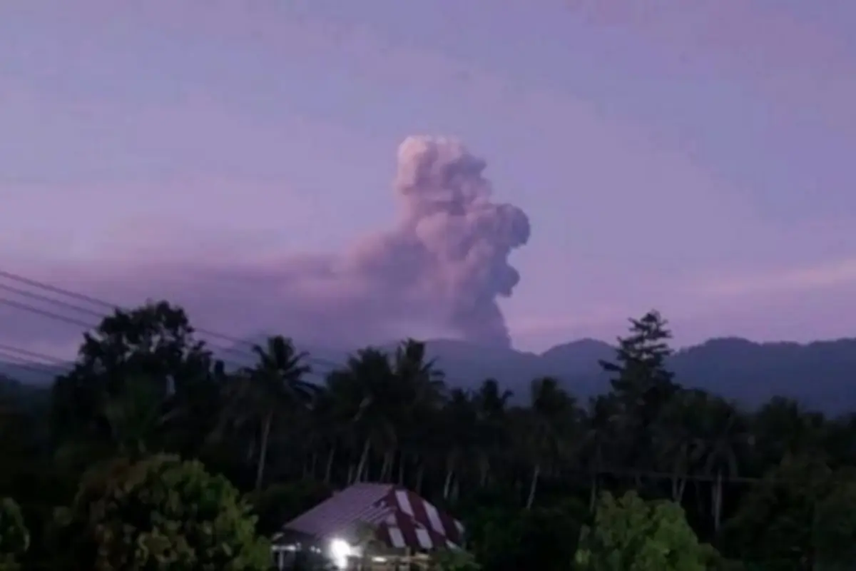 Gunung Dukono Meletus Pagi Ini