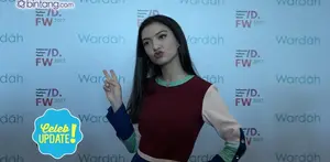 Hilangkan pegal di wajah, Raline Shah lakukan duck face.