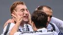 Striker Juventus, Dejan Kulusevski (kiri) melakukan selebrasi bersama Federico Chiesa usai mencetak gol pertama Juventus ke gawang Genoa dalam laga lanjutan Liga Italia 2020/2021 pekan ke-30 di Allianz Stadium, Turin, Minggu (11/4/2021). Juventus menang 3-1 atas Genoa. (AFP/Marco Bertorello)