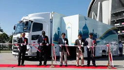 Para tamu memotong pita saat peresmian truk masjid di Toyota Stadium, Jepang, Senin (23/7). Truk masjid untuk Olimpiade 2020 ini berkapasitas hingga 50 orang. (Mobile Mosque Executive Committee via AP)