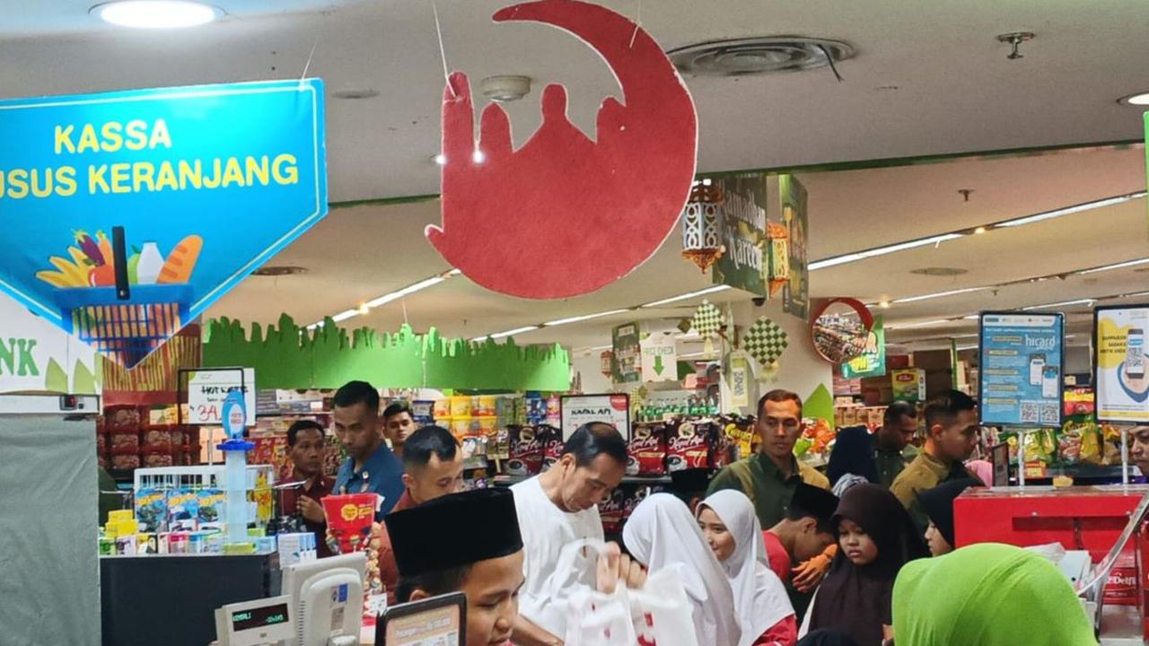 Hal serupa disampaikan Gilang (11). Siswa kelas 5 SD ini mengaku mendapat hadiah baju dan celana dari Jokowi.<br>