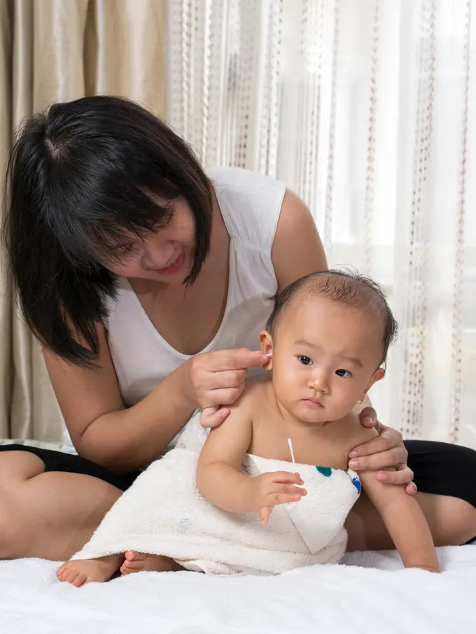 membersihkan telinga bayi