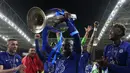 Gelandang Chelsea, N'Golo Kante mengangkat trofi Liga Champions saat merayakan juara usai mengalahkan Manchester City pada babak final Liga Champions di Stadion Dragao di Porto, Portugal, Minggu (30/5/2021).  Chelsea menang tipis atas City dengan skor 1-0. (AP Photo/Manu Fernandez, Pool)