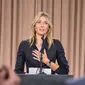 Ekspresi Maria Sharapova ketika menggelar konferensi pers di pusat kota Los Angeles, Senin (7/3).  Petenis Rusia itu mengakui 10 tahun terakhir mengkonsumsi Meldonium, obat penambah stamina yang belakangan ini masuk dalam doping terlarang (ROBYN BECK/AFP)