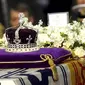 Berlian Kohinoor (Koh-i-Noor), dipasang di Maltese Cross bagian depan mahkota yang dibuat untuk mendiang Elizabeth II. Camilla akan memodifikasi mahkota Ratu Mary menggunakan berlian dari koleksi pribadi Ratu Elizabeth II. (Alastair Grant/AP)