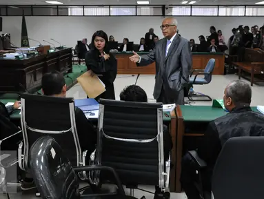 Tersangka kasus dugaan tindak pidana korupsi suap majelis hakim dan panitera PTUN Medan Otto Cornelis Kaligis berbincang dengan Jaksa Penuntut Umum (JPU) di Pengadilan Tipikor, Jakarta, Kamis (17/09/2015). (Liputan6.com/Andrian M Tunay)