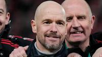 Pelatih Kepala Manchester United, Erik Ten Hag berpose dengan trofi setelah pertandingan sepak bola final Piala Liga Inggris antara Manchester United dan Newcastle United di Stadion Wembley di London, Minggu, 26 Februari 2023. Gelar Piala Liga Inggris ini juga jadi sumbangsih perdana manajer Erik ten Hag sejak bergabung ke Old Trafford musim panas 2022. (AP Photo/Alastair Grant)