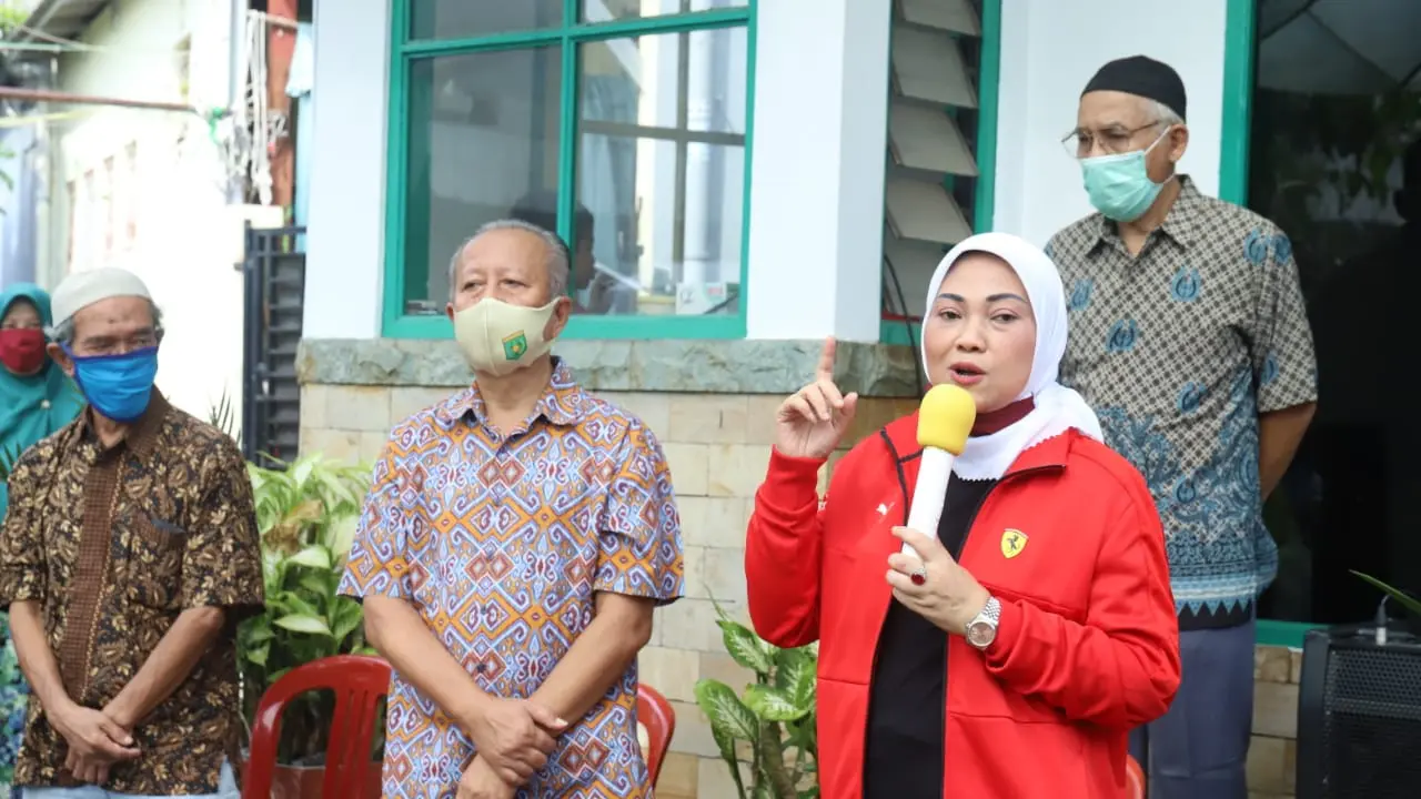 Menaker Ida Fauziyah menghadiri Penyemprotan Disinfektan, Penyuluhan Norma Kerja Pencegahan Covid-19, dan Pemberian Bantuan di Depok, Jawa Barat