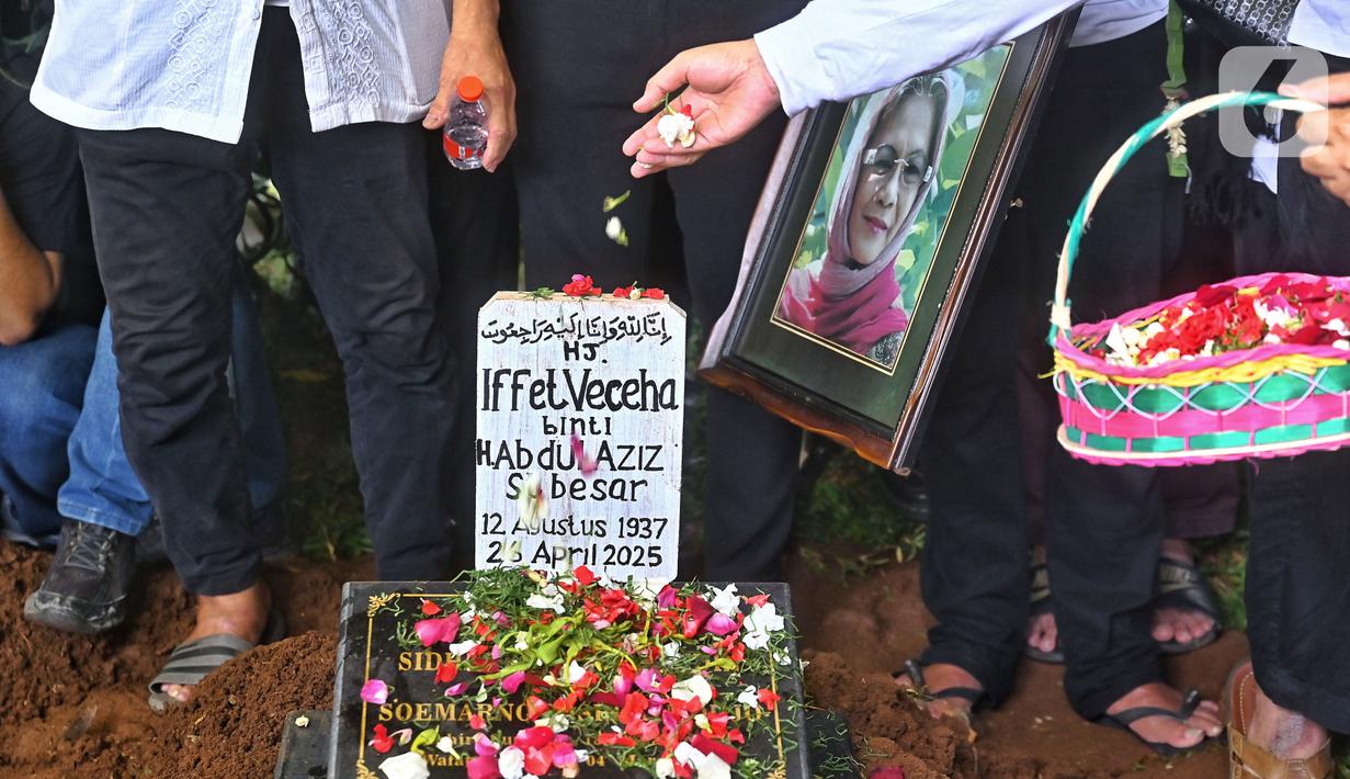 Bunda Iffet dikenal sebagai "ibu" yang membuka pintu rumahnya di kawasan jalan Potlot, Jakarta untuk anak-anak muda yang punya mimpi besar di dunia musik. (Liputan6.com/Angga Yuniar)