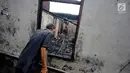Seorang warga melihat gudang kosmetik yang ludes terbakar Jalan Bandengan 1 No 56, RT 04/12, Kelurahan Pekojan, Kecamatan Tambora, Jakarta Barat, Senin (4/12). Kebakaran yang terjadi pada pukul 10.30 WIB. (Liputan6.com/Faizal Fanani)