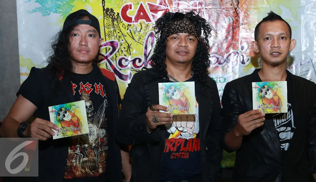 Grup band Candil In The Rockalisasi menunjukkan album perdana mereka bertajuk "Rockalisasi", Jakarta, Rabu (27/04). Nama 'Rockalisasi' itu merupakan sebuah konsep positif yang diharapkan dapat memberikan dampak positif. (Liputan6.com/Herman Zakharia)
