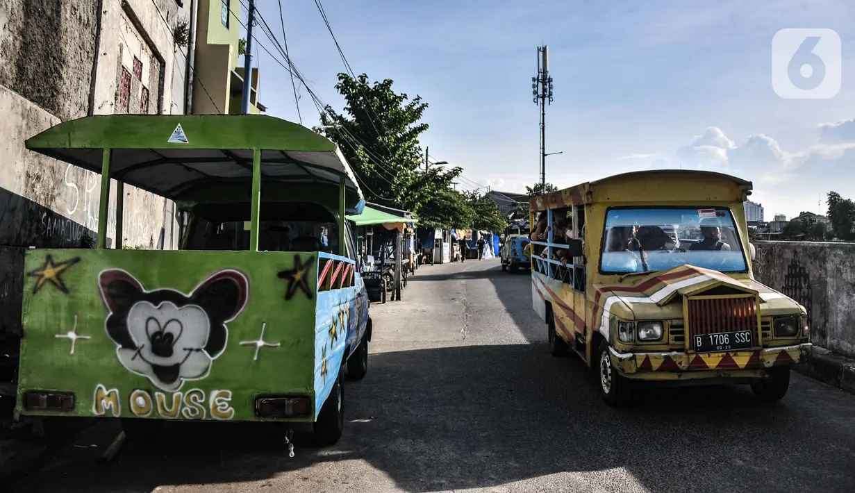 Odong-odong melintas di Jalan Inspeksi Ciliwung, Jatinegara, Jakarta Timur, Senin (27/9/2021). Sopir odong-odong kadang-kadang menggratiskan ongkos pada penumpangnya karena saling kenal. (merdeka.com/Iqbal S. Nugroho)