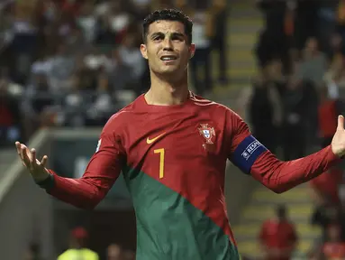 Cristiano Ronaldo boleh saja meredup di musim keduanya bersama Manchester United dengan tak lagi jadi pilihan utama pelatih Erik ten Hag. Namun di level timnas, namanya masih harum sebagai andalan Portugal dan menjadi pemain Eropa dengan koleksi caps terbanyak hingga kini. Berikut daftar 5 pemain MU dengan koleksi caps terbanyak untuk negaranya. (AP/Luis Vieira)