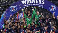 Kapten tim Paris Saint-Germain (PSG) asal Brasil, Marquinhos mengangkat trofi bersama rekan setimnya saat merayakan kemenangan pada laga final Liga Champions 2024/2025 melawan Inter Milan di Allianz Arena, Jerman, pada 31 Mei 2025 waktu setempat atau Minggu 1 Juni 2025 dini hari WIB. (FRANCK FIFE/AFP)