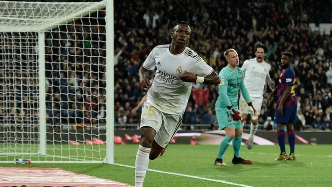 Winger Real Madrid, Vinicius Junior, merayakan gol ke gawang Barcelona pada laga pekan ke-26 La Liga Spanyol di Santiago Bernabeu, Minggu (1/3/2020). Madrid pun menang 2-0 atas Barca. (AFP/OSCAR DEL POZO)